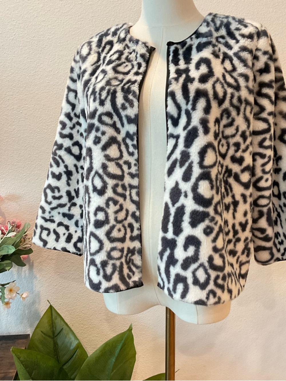 Lularoe Elegant Stella Bolero Black & White Leopard Open Front Faux Fur Jacket
